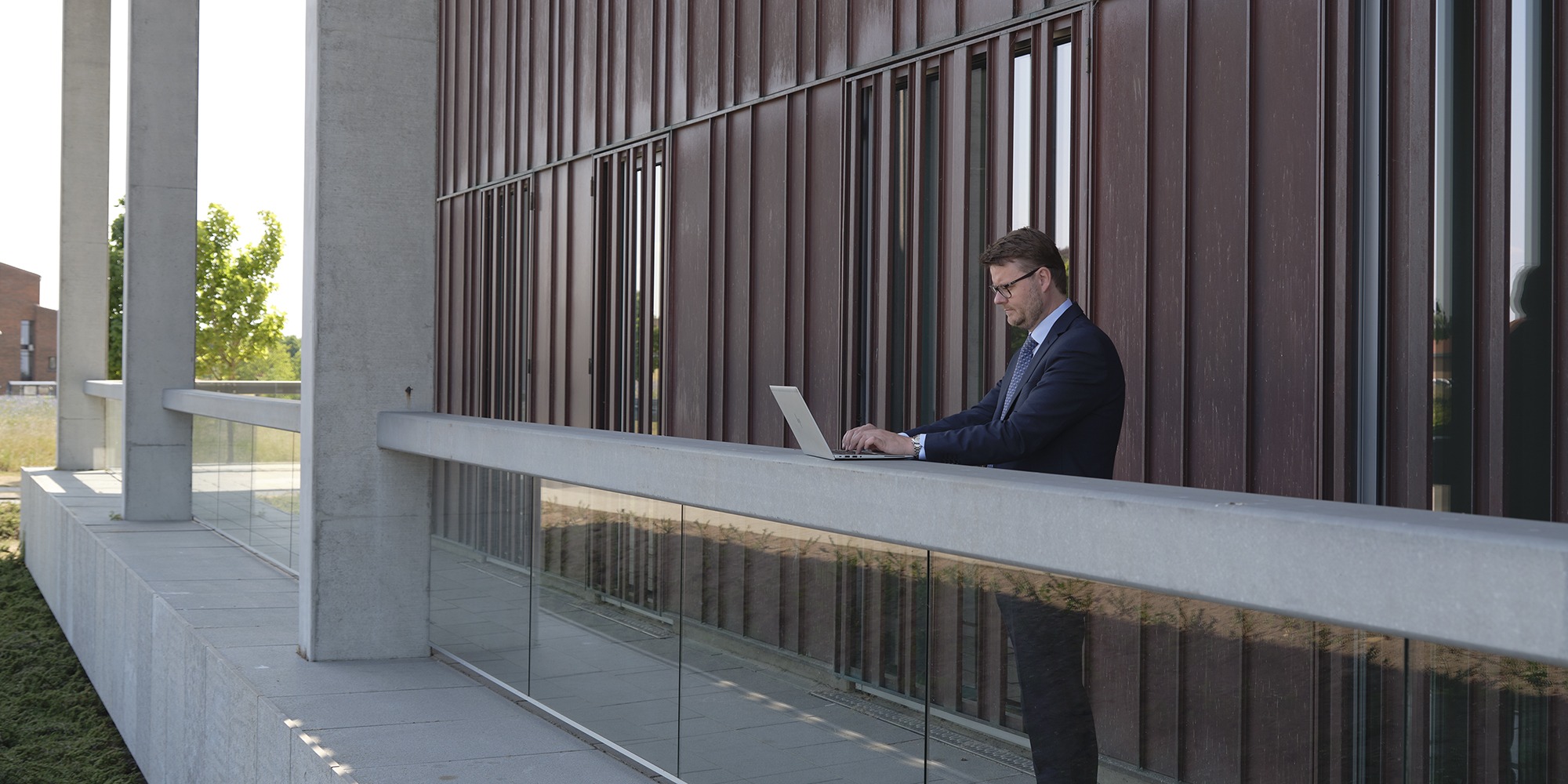 Advokat arbejder på computer foran vestre landsret